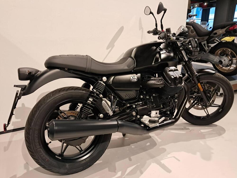 Moto Guzzi V7 Stone (2021 - 25) (3)