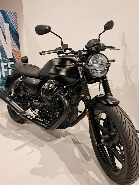 Moto Guzzi V7 Stone (2021 - 25) (4)