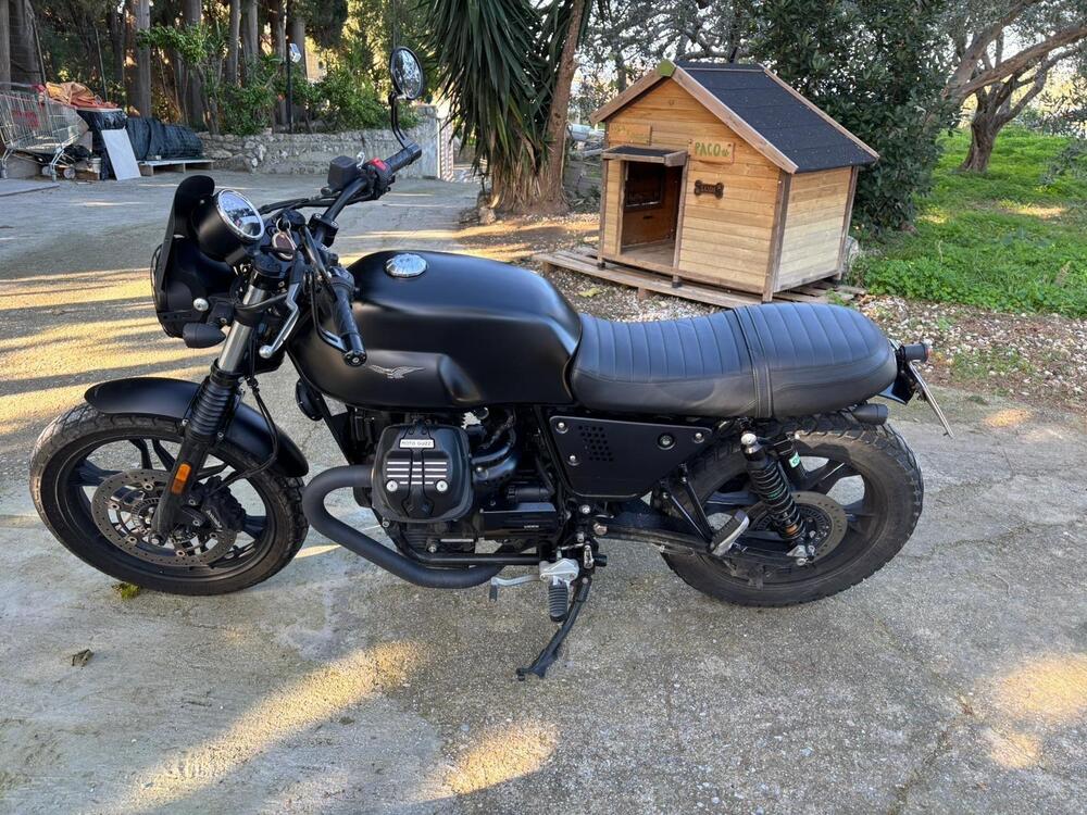 Moto Guzzi V7 III Stone (2017 - 20) (2)