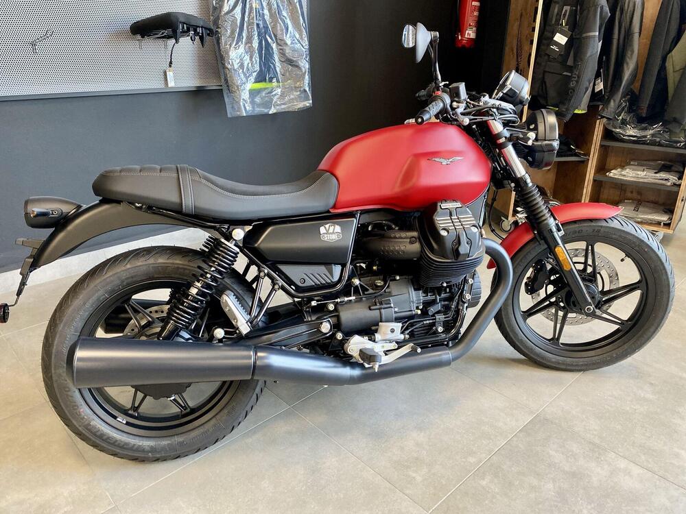 Moto Guzzi V7 Stone (2021 - 25) (3)