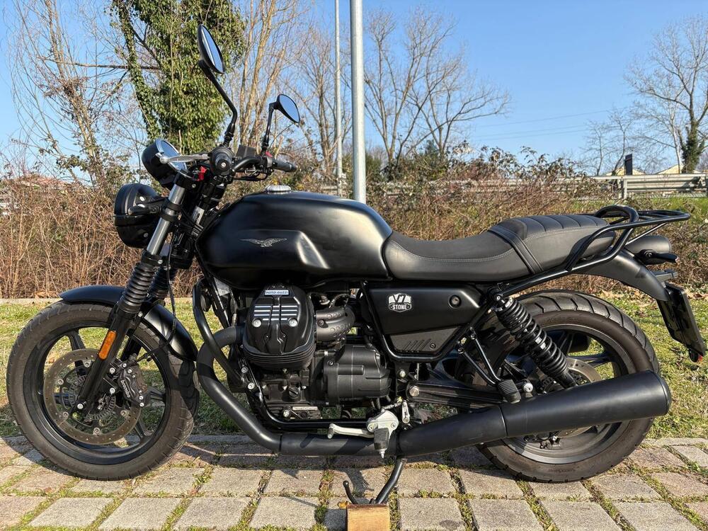 Moto Guzzi V7 Stone (2021 - 25)