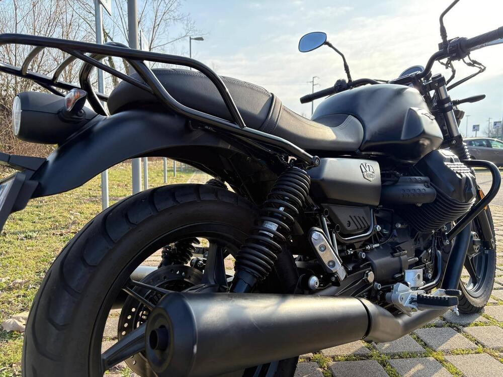 Moto Guzzi V7 Stone (2021 - 25) (3)