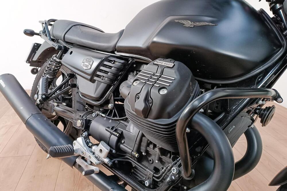 Moto Guzzi V7 III Stone (2017 - 20) (5)