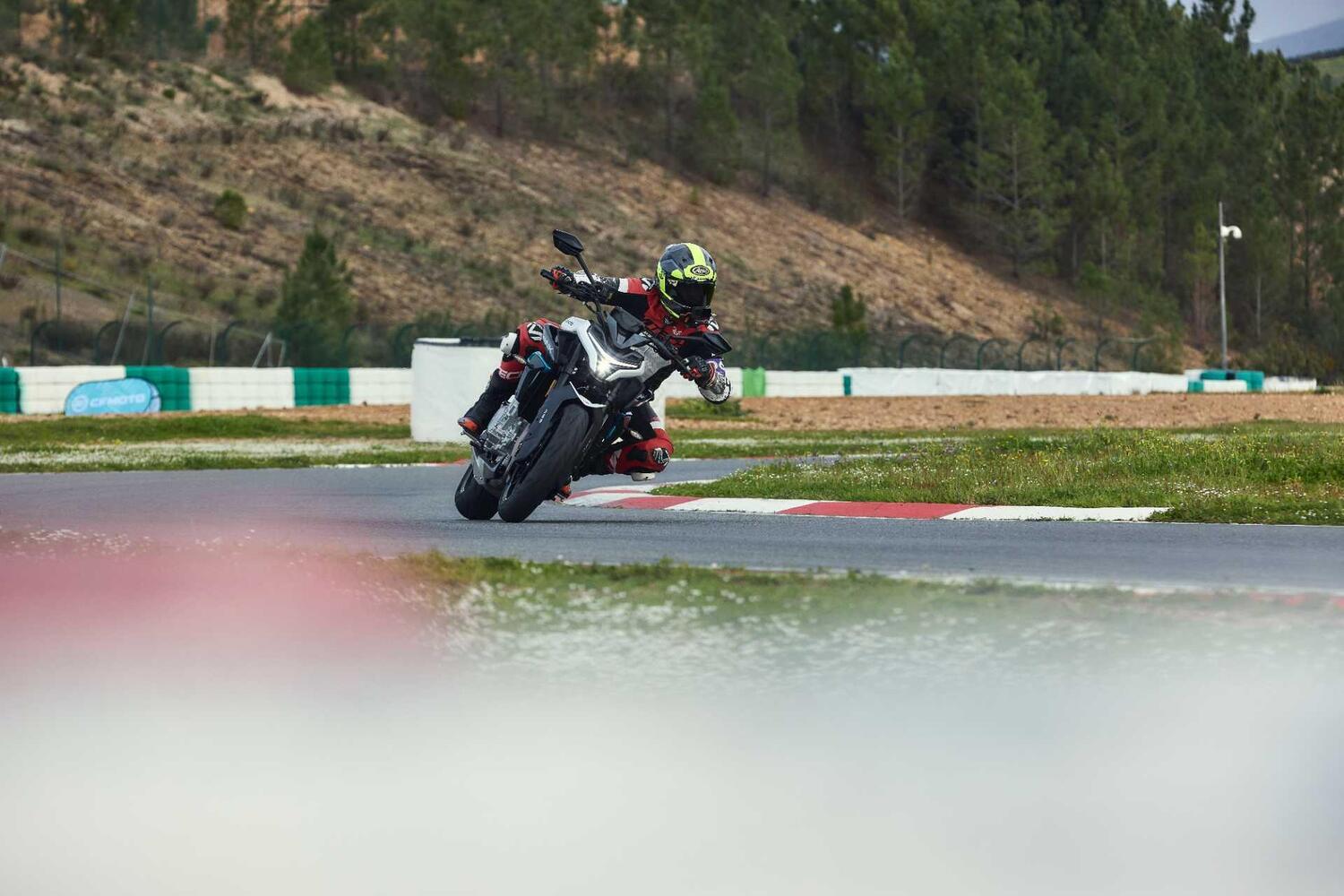 CFMOTO 675NK TEST: come va la prima naked 3 cilindri della Casa cinese. La prova in pista, Pro e Contro [GALLERY]