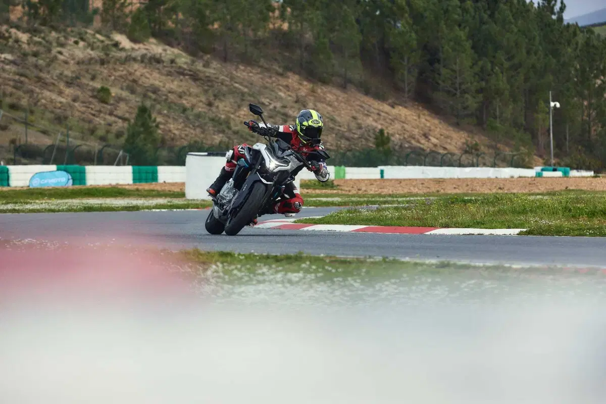 CFMOTO 675NK TEST [VIDEO E GALLERY]