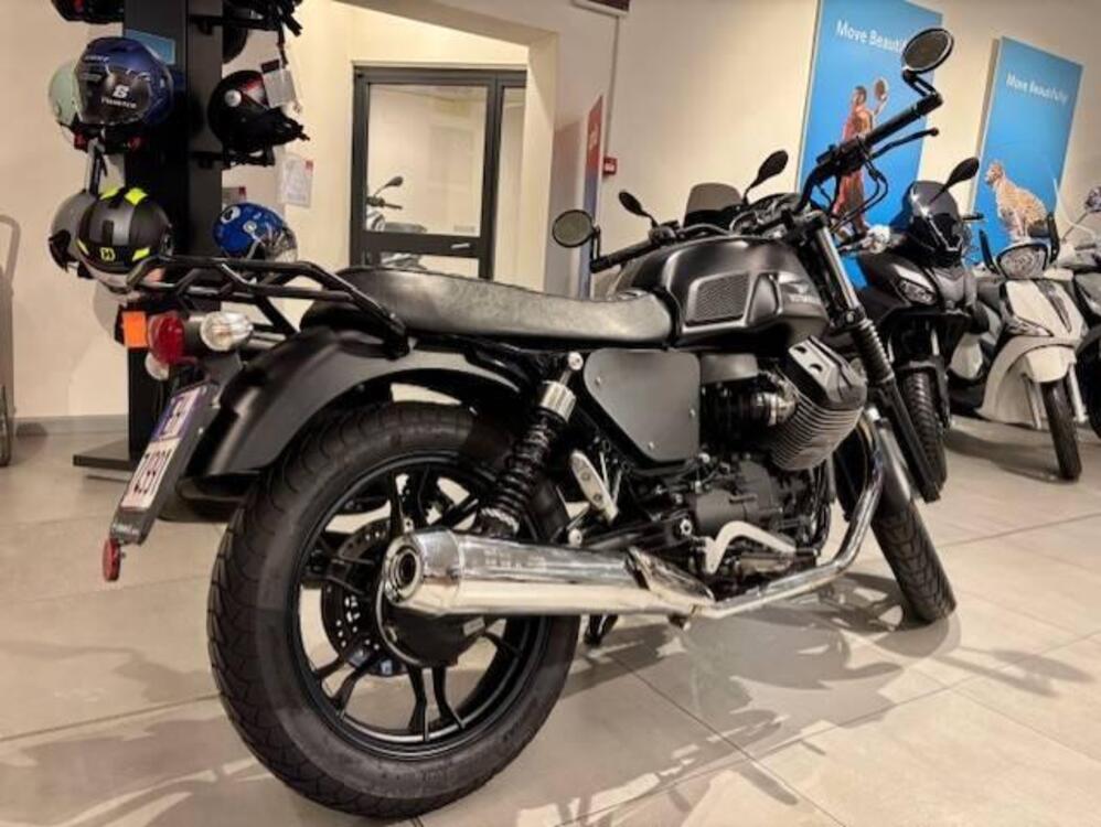 Moto Guzzi V7 II Stone (2015 - 17) (4)