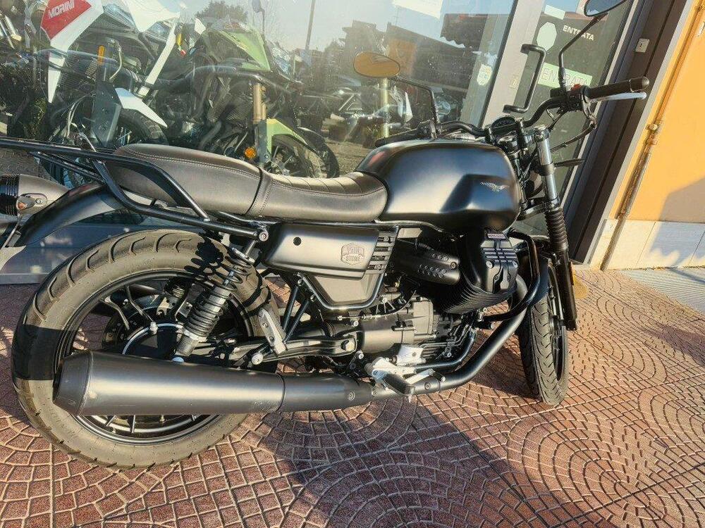 Moto Guzzi V7 III Stone (2017 - 20) (3)