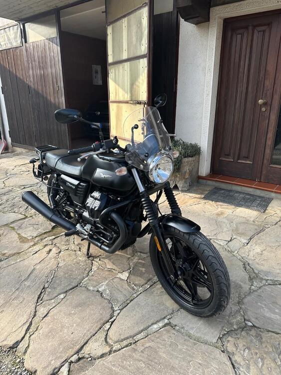 Moto Guzzi V7 III Stone (2017 - 20) (2)