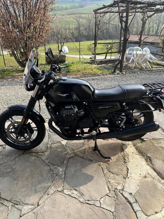 Moto Guzzi V7 III Stone (2017 - 20) (3)