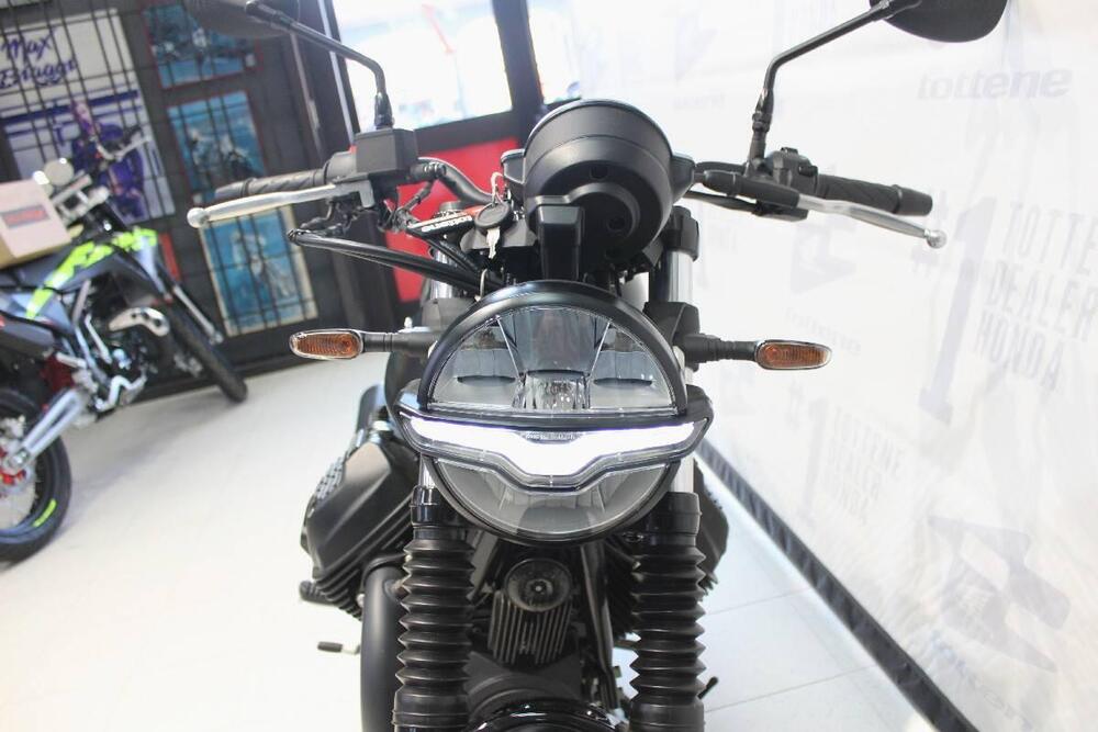 Moto Guzzi V7 Stone (2021 - 25) (4)