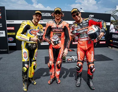 SBK 2025. Nicolò Bulega senza rivali anche nella gara sprint di Phillip Island, in cima a un podio tutto italiano