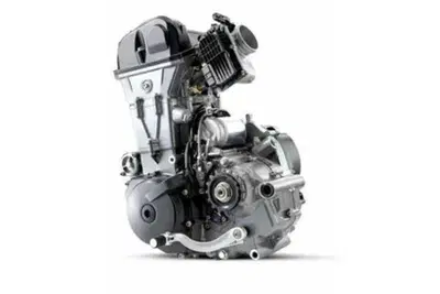 KTM presenta il nuovo motore LC4 monocilindrico da 79 cavalli superando il "mono" di Ducati
