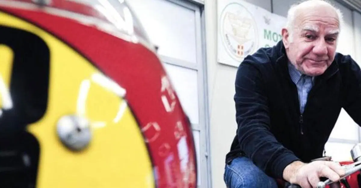 L'ex pilota Angelo Tenconi investito da uno scooter: gamba rotta