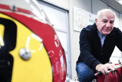 L'ex pilota Angelo Tenconi investito da uno scooter: gamba rotta