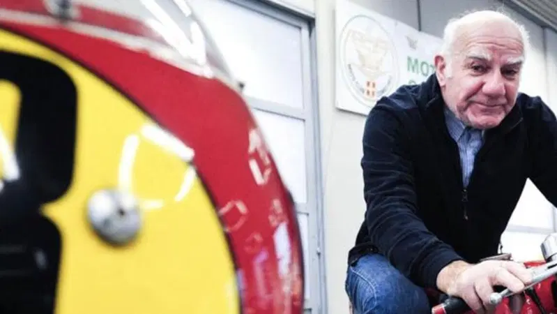 L'ex pilota Angelo Tenconi investito da uno scooter: gamba rotta
