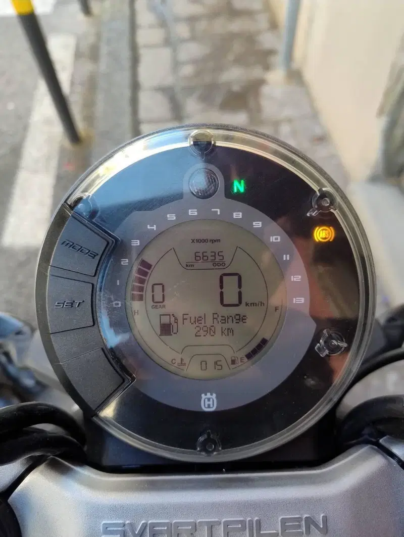 Husqvarna Svartpilen 125 (2021 - 23) (7)