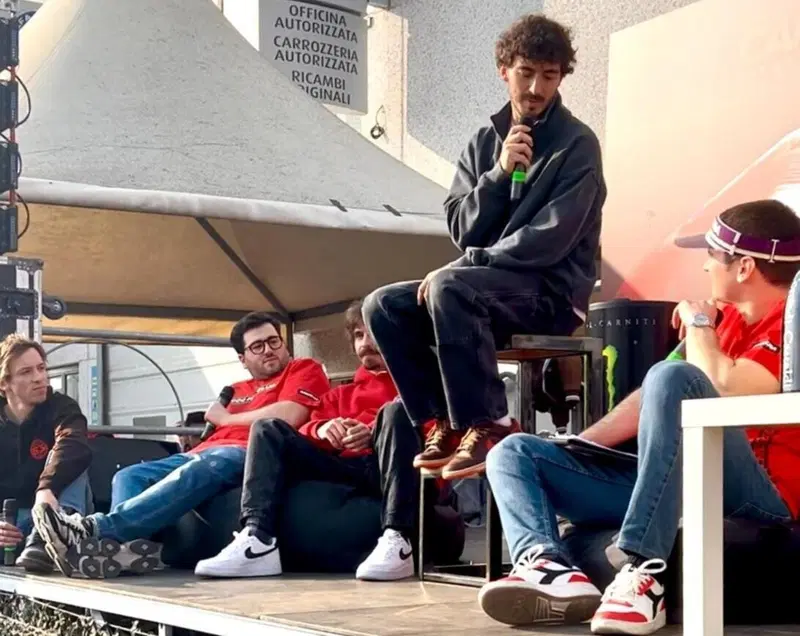 Pecco Bagnaia e i suoi amici d'infanzia, quelli che hanno creato e gestiscono il fan club (quello pi&ugrave; a destra &egrave; Luca Cena)