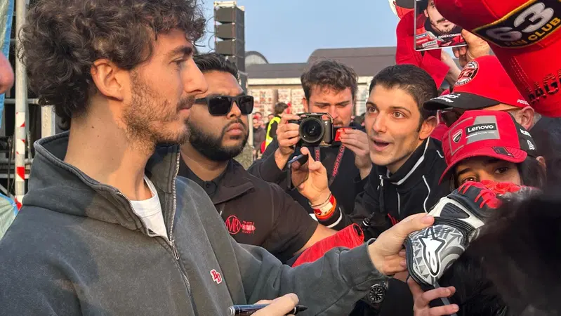 MotoGP 2025. A Chivasso per conoscere meglio Bagnaia: imbucati alla sua festa. Pecco ha parlato di tutto: Marc Marquez, la GP25... [VIDEO]