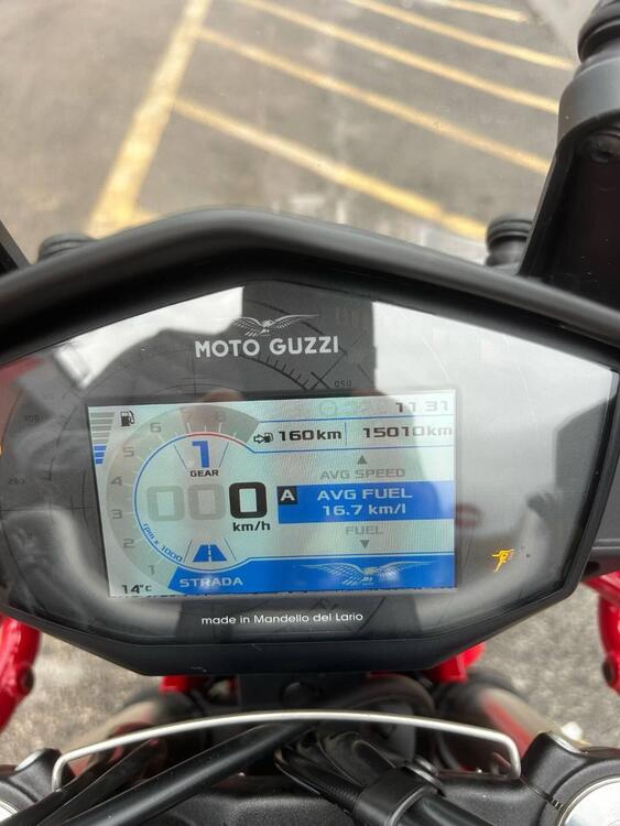 Moto Guzzi V85 TT Evocative Graphics (2021 - 23) (4)