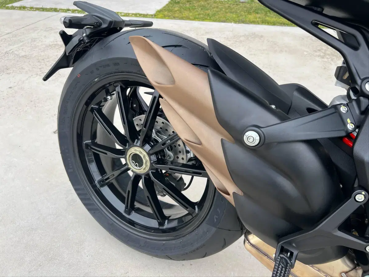 MV Agusta Dragster 800 R (2023 - 25) (3)