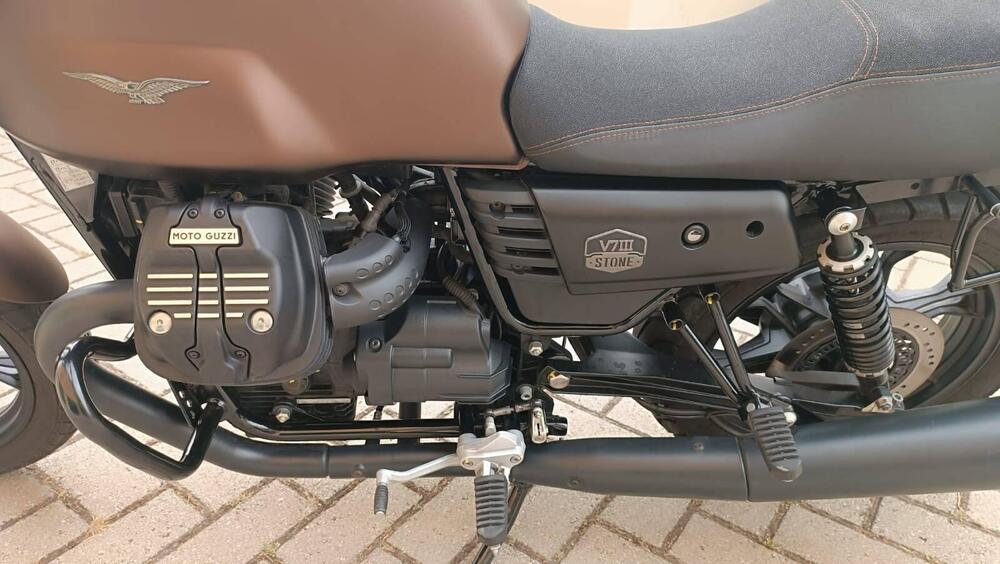 Moto Guzzi V7 III Stone Night Pack (2019 - 20) (4)