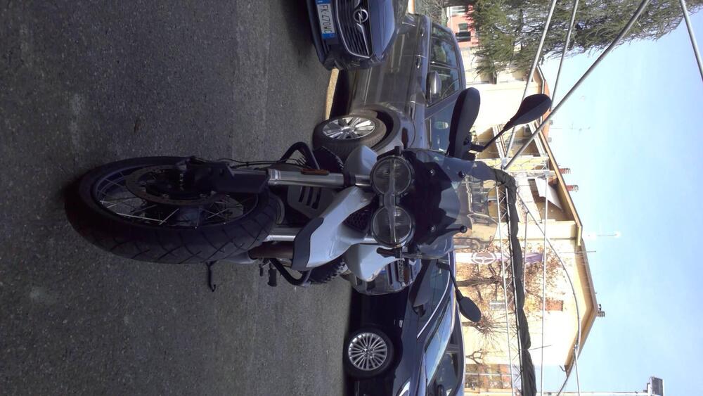 Moto Guzzi V85 TT (2021 - 23) (2)