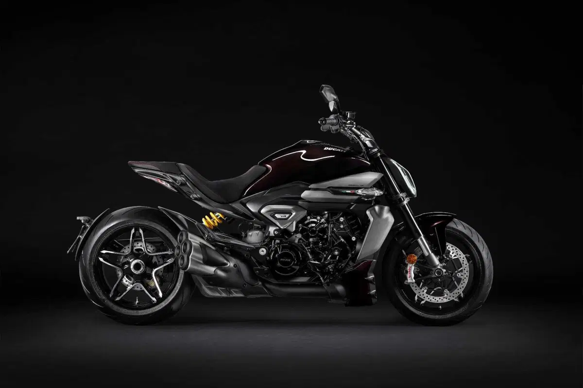 Ducati e Dsquared2 presentano una collection dedicata alla nuova XDiavel V4