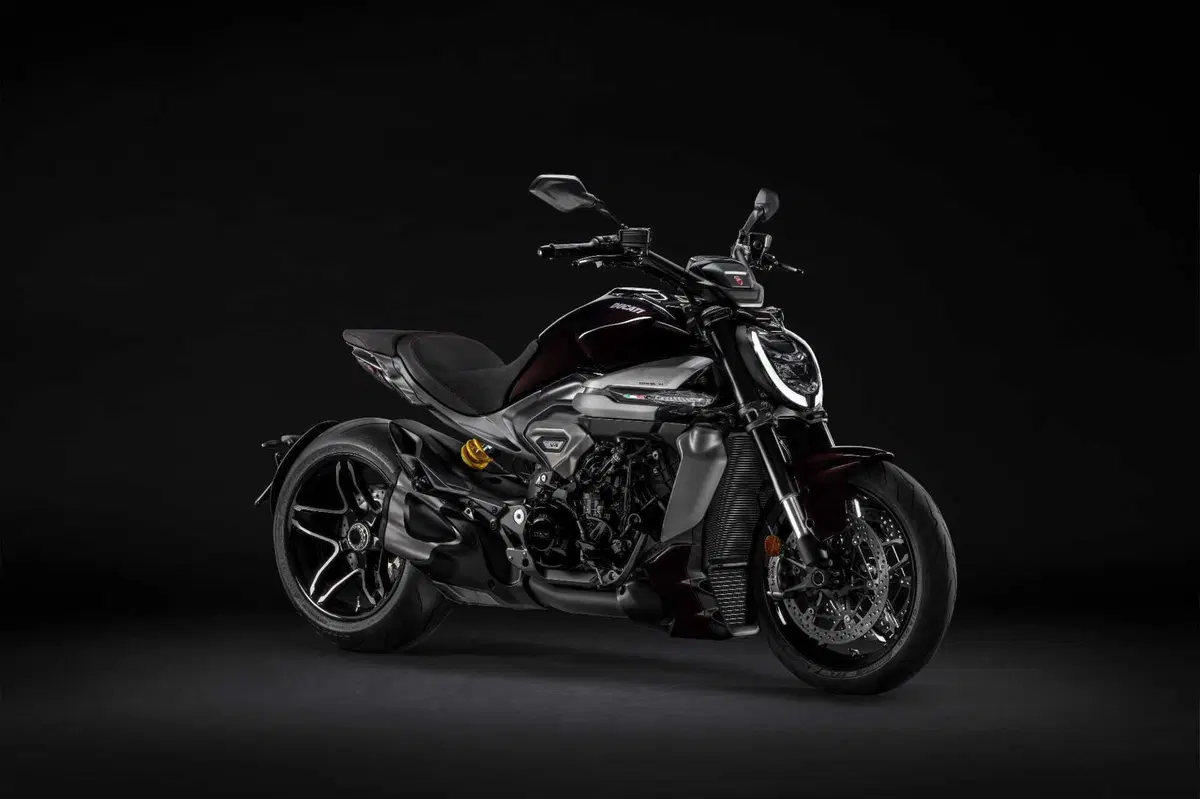 Ducati e Dsquared2 presentano una collection dedicata alla nuova XDiavel V4 (2)