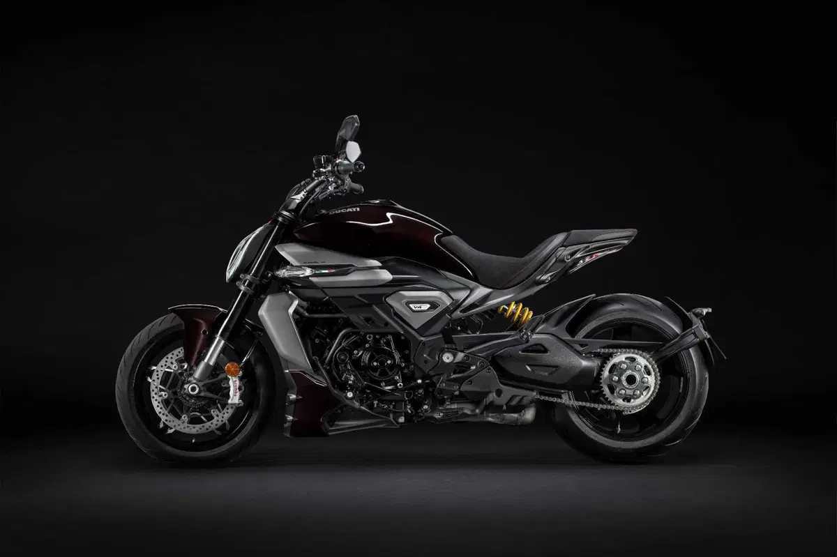 Ducati e Dsquared2 presentano una collection dedicata alla nuova XDiavel V4 (3)