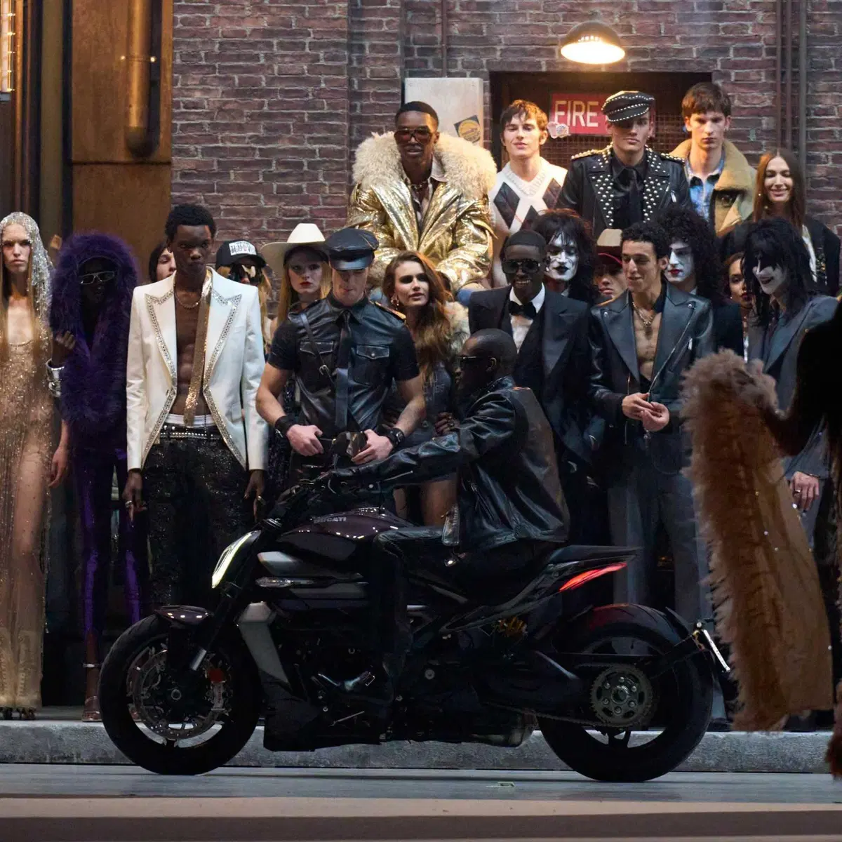 Ducati e Dsquared2 presentano una collection dedicata alla nuova XDiavel V4 (5)