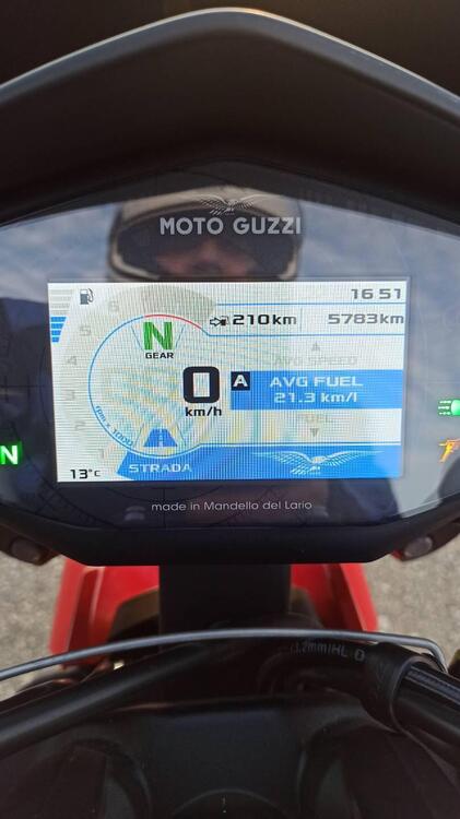 Moto Guzzi V85 TT Evocative Graphics (2021 - 23) (3)