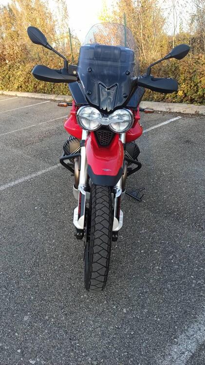 Moto Guzzi V85 TT Evocative Graphics (2021 - 23) (2)