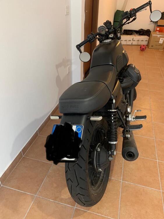 Moto Guzzi V7 III Stone (2017 - 20) (2)