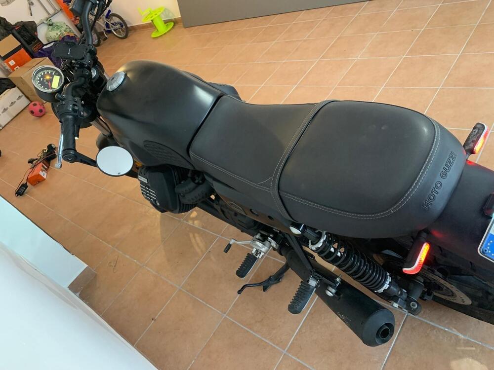 Moto Guzzi V7 III Stone (2017 - 20) (3)