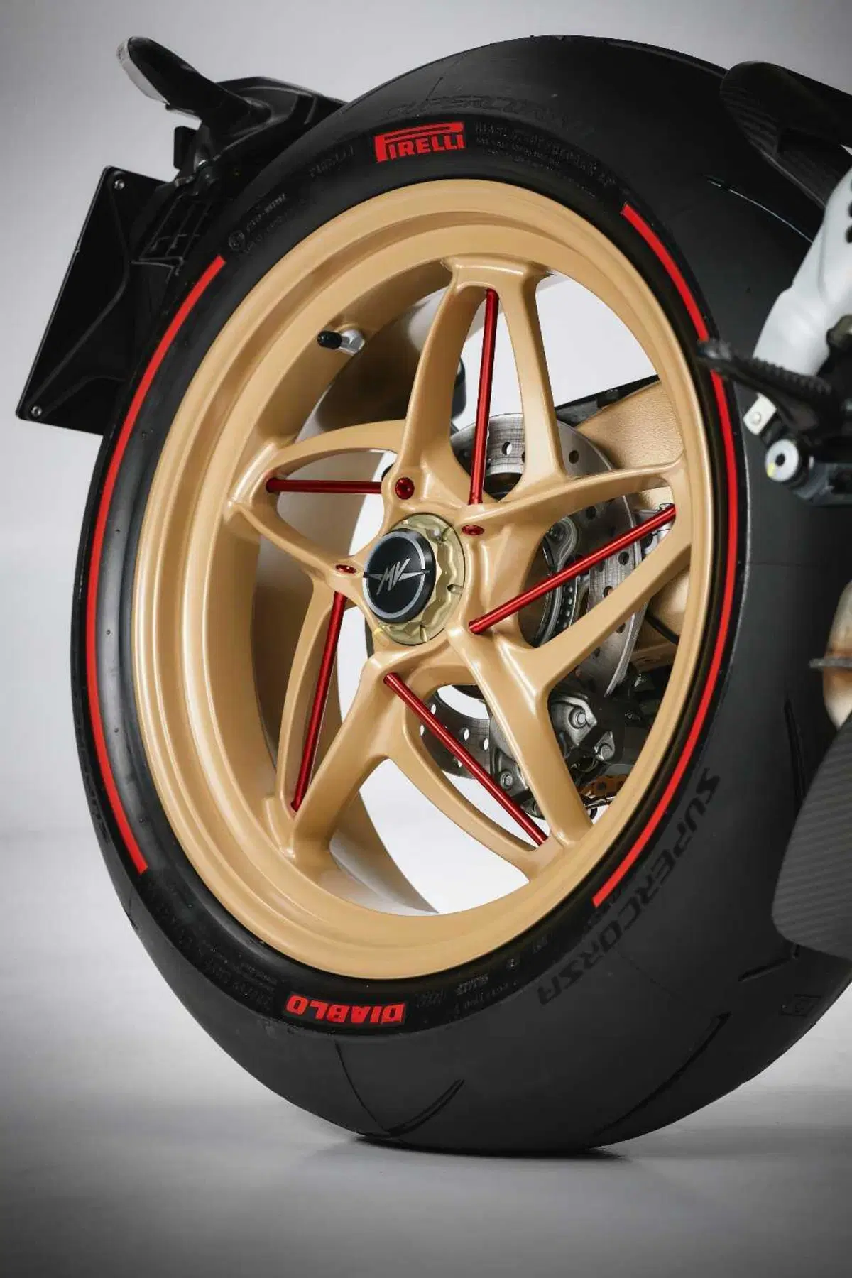 La MV Agusta Superveloce 1000 Serie Oro vince il Good Design Award (15)