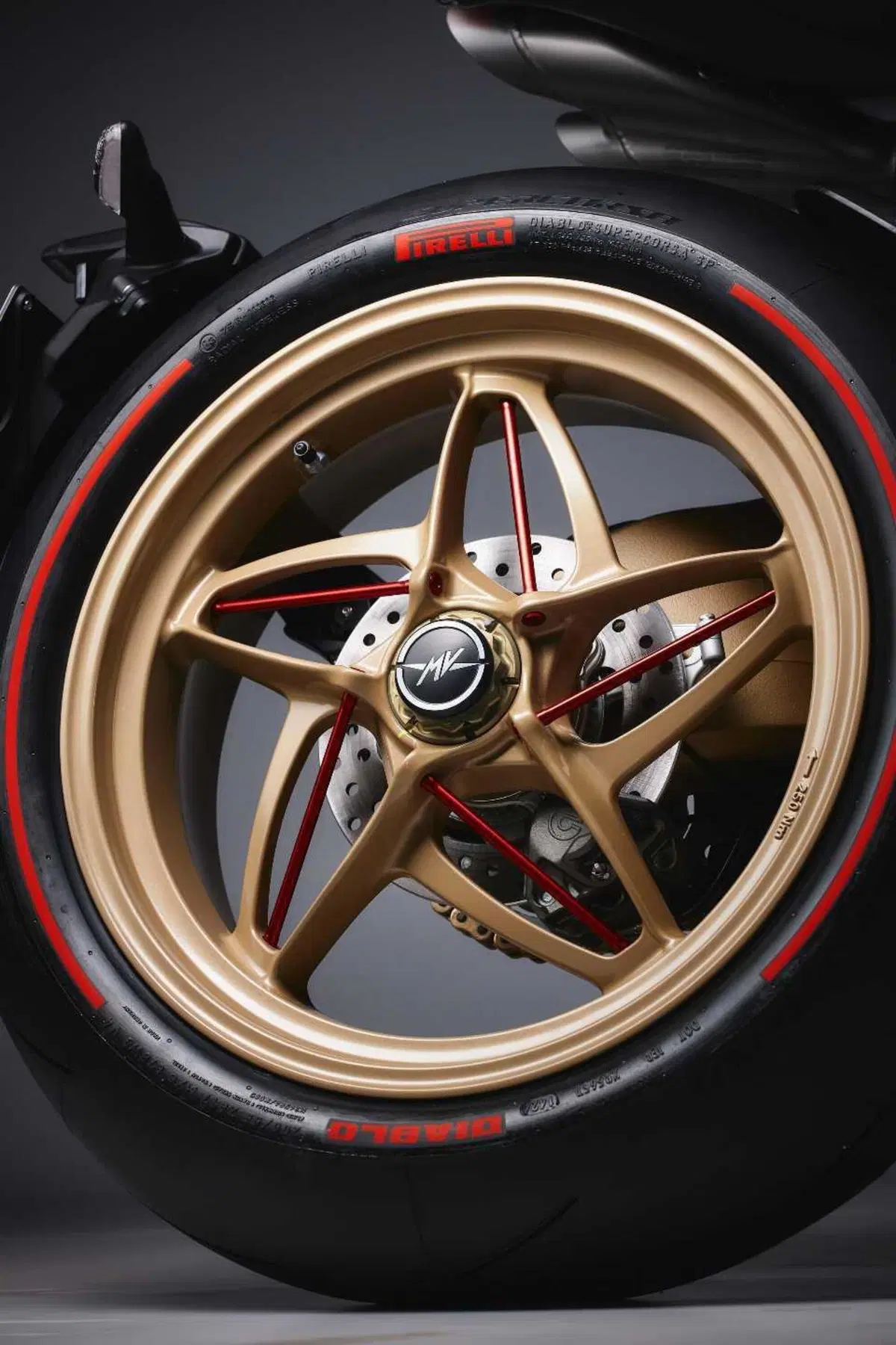 La MV Agusta Superveloce 1000 Serie Oro vince il Good Design Award (19)