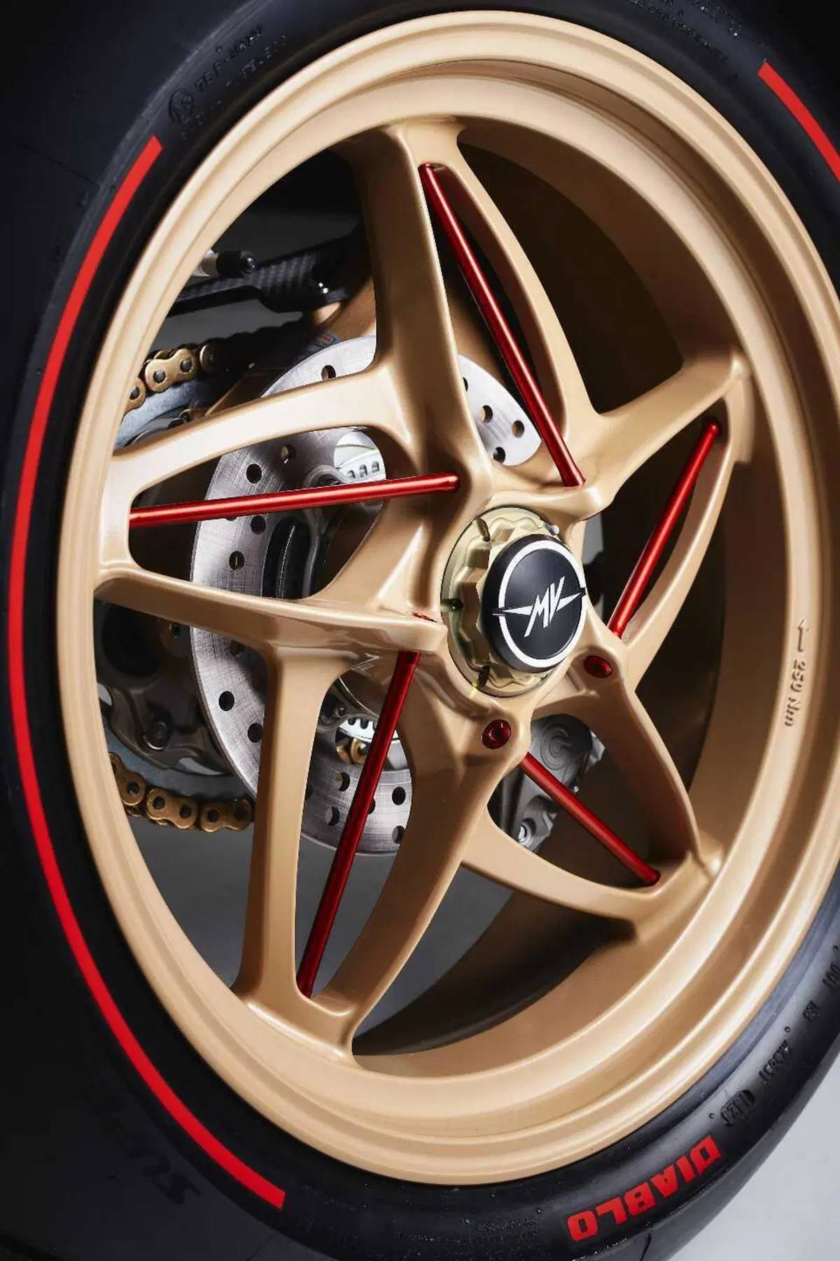La MV Agusta Superveloce 1000 Serie Oro vince il Good Design Award (26)