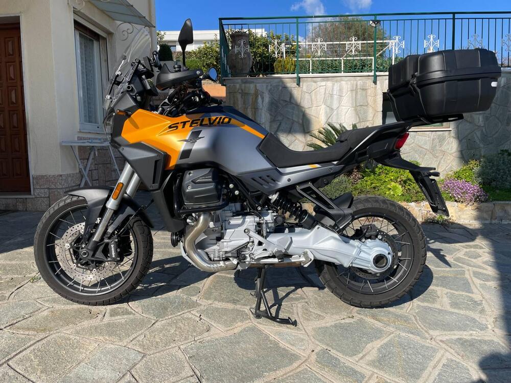 Moto Guzzi Stelvio (2024 - 25)