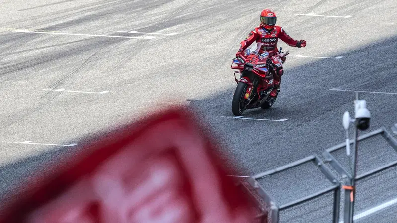 MotoGP 2025. GP di Thailandia. Marc Marquez vince il GP, secondo Alex Marquez e terzo Pecco Bagnaia [RISULTATI]