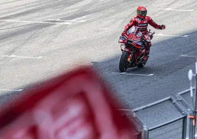 MotoGP 2025. GP di Thailandia. Marc Marquez vince il GP, secondo Alex Marquez e terzo Pecco Bagnaia [RISULTATI]