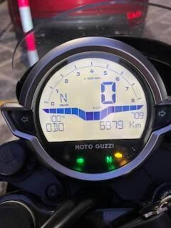 Moto Guzzi V7 Stone (2021 - 25) (5)