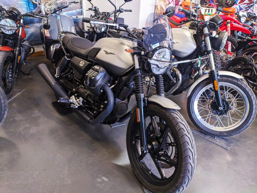 Moto Guzzi V7 Stone (2021 - 25) (3)