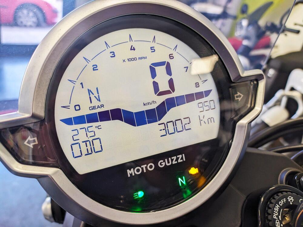 Moto Guzzi V7 Stone (2021 - 25) (4)