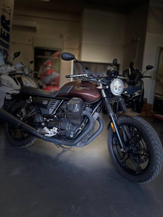 Moto Guzzi V7 III Stone Night Pack (2019 - 20) (2)