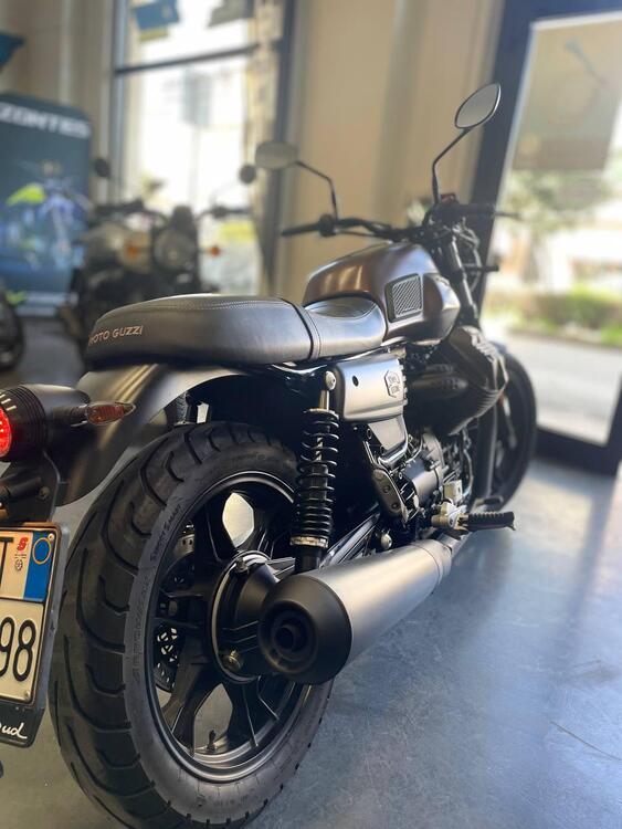 Moto Guzzi V7 III Stone Night Pack (2019 - 20) (3)