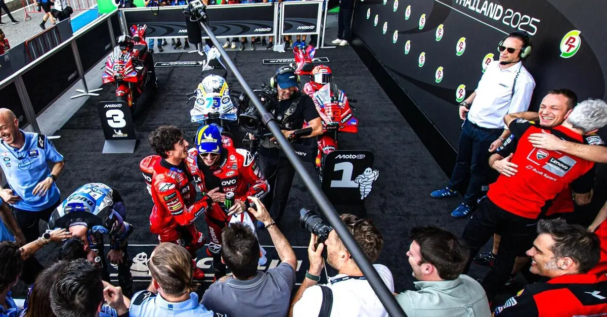 MotoGP 2025. &Egrave; saltato fuori il video di Gigi Dall'Igna che bacia tutte e tre le Ducati in Thailandia [VIDEO]