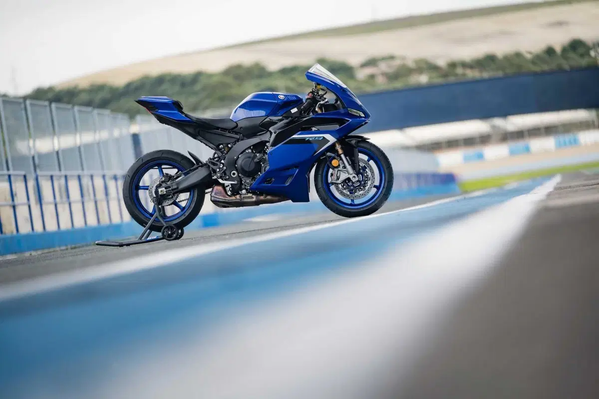 Yamaha R9