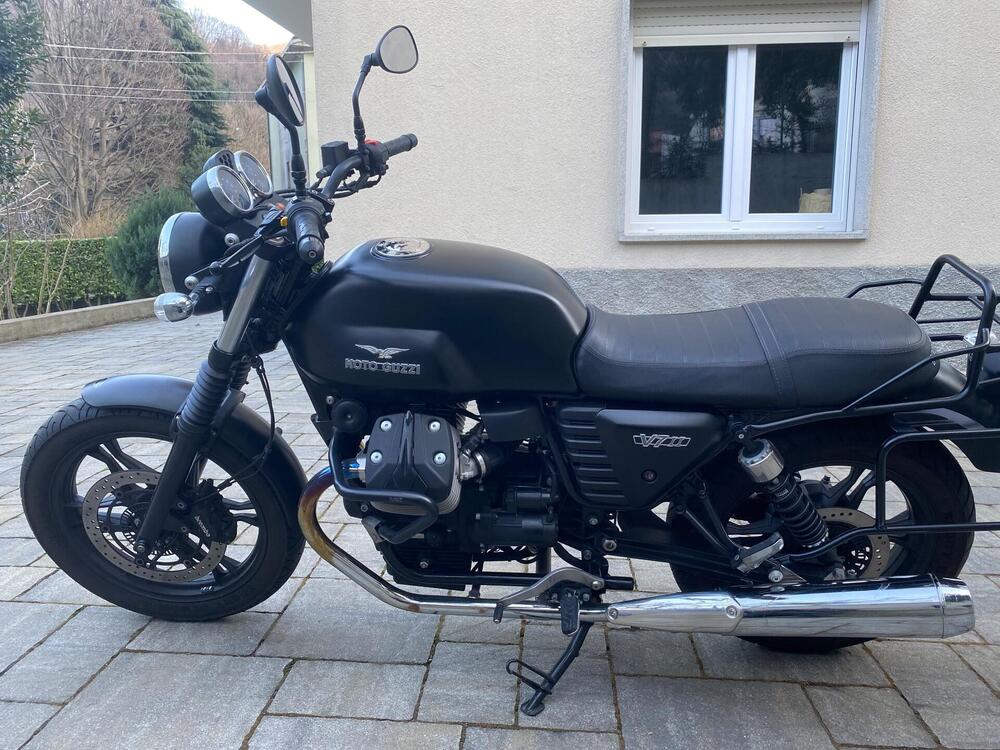 Moto Guzzi V7 II Stone (2015 - 17) (2)