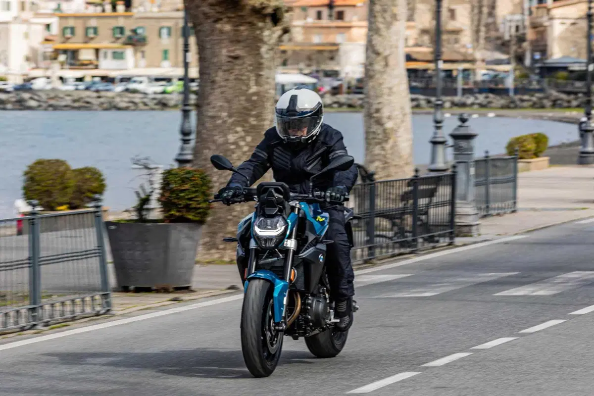 BMW F 900 R TEST [VIDEO E GALLERY] (18)