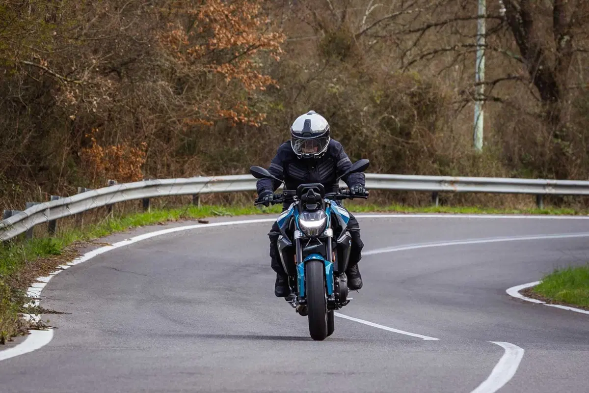 BMW F 900 R TEST [VIDEO E GALLERY] (14)